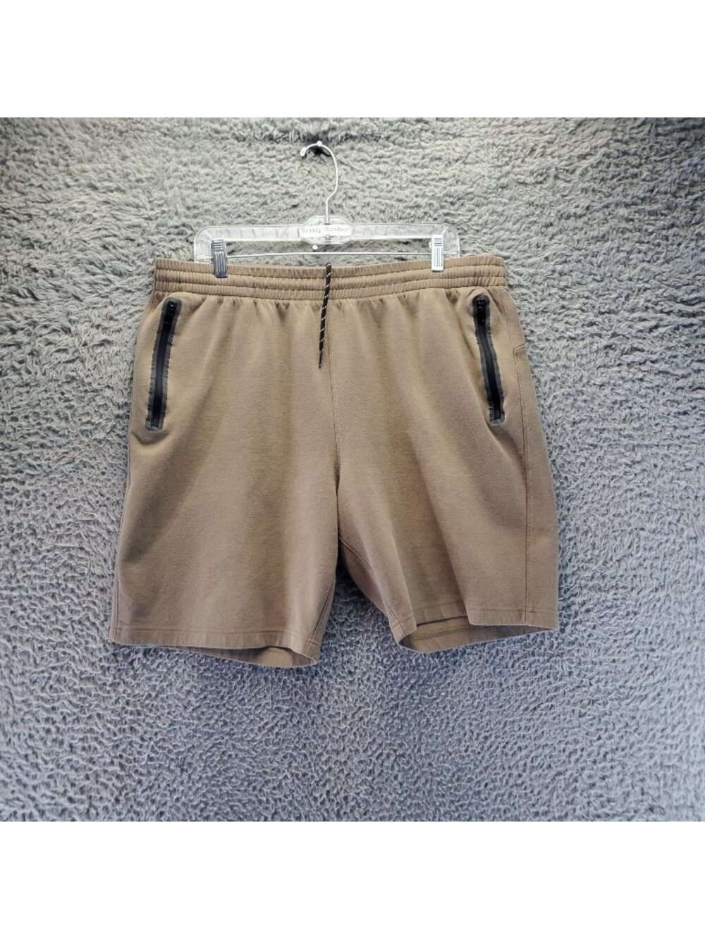 Under Armour Shorts Mens XL Tan Zippered Pockets Stretch Adjustable Waist